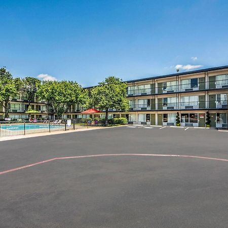 Econo Lodge Airport I-35 North Фармърс Бранч Екстериор снимка