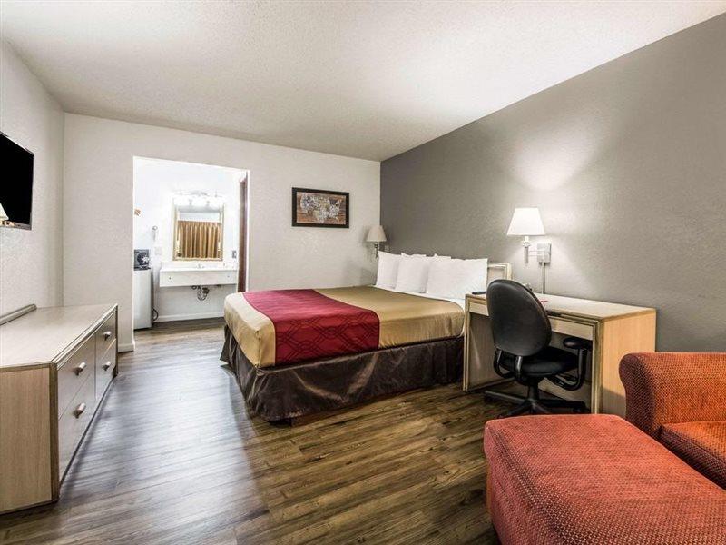 Econo Lodge Airport I-35 North Фармърс Бранч Екстериор снимка