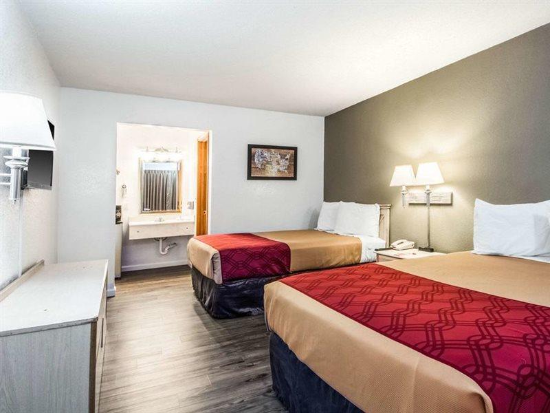 Econo Lodge Airport I-35 North Фармърс Бранч Екстериор снимка
