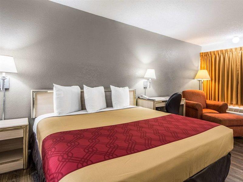 Econo Lodge Airport I-35 North Фармърс Бранч Екстериор снимка
