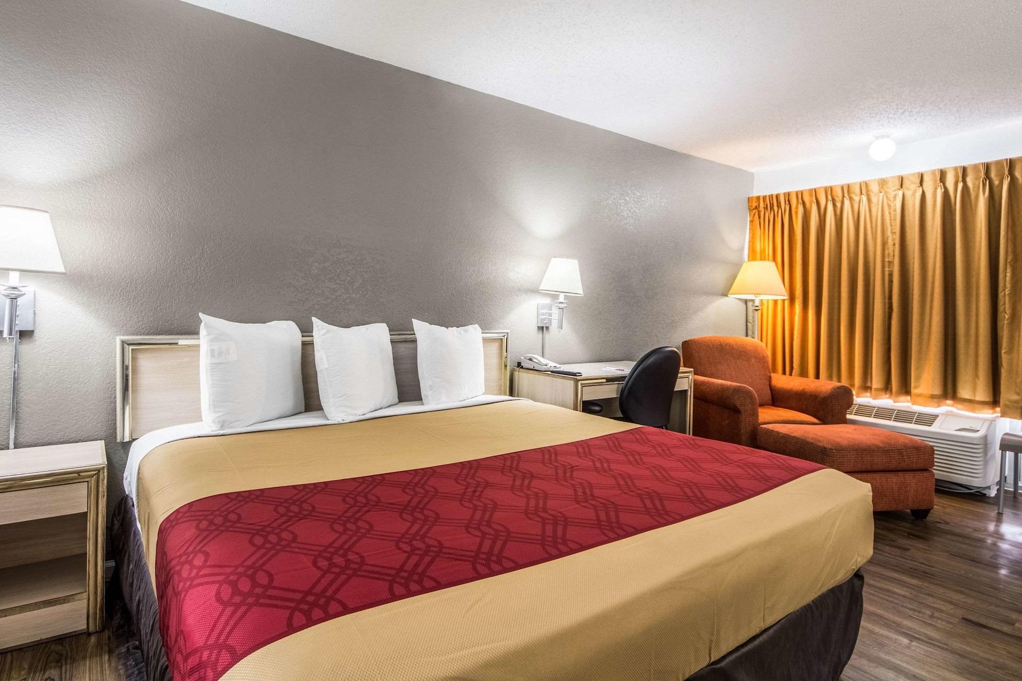 Econo Lodge Airport I-35 North Фармърс Бранч Екстериор снимка
