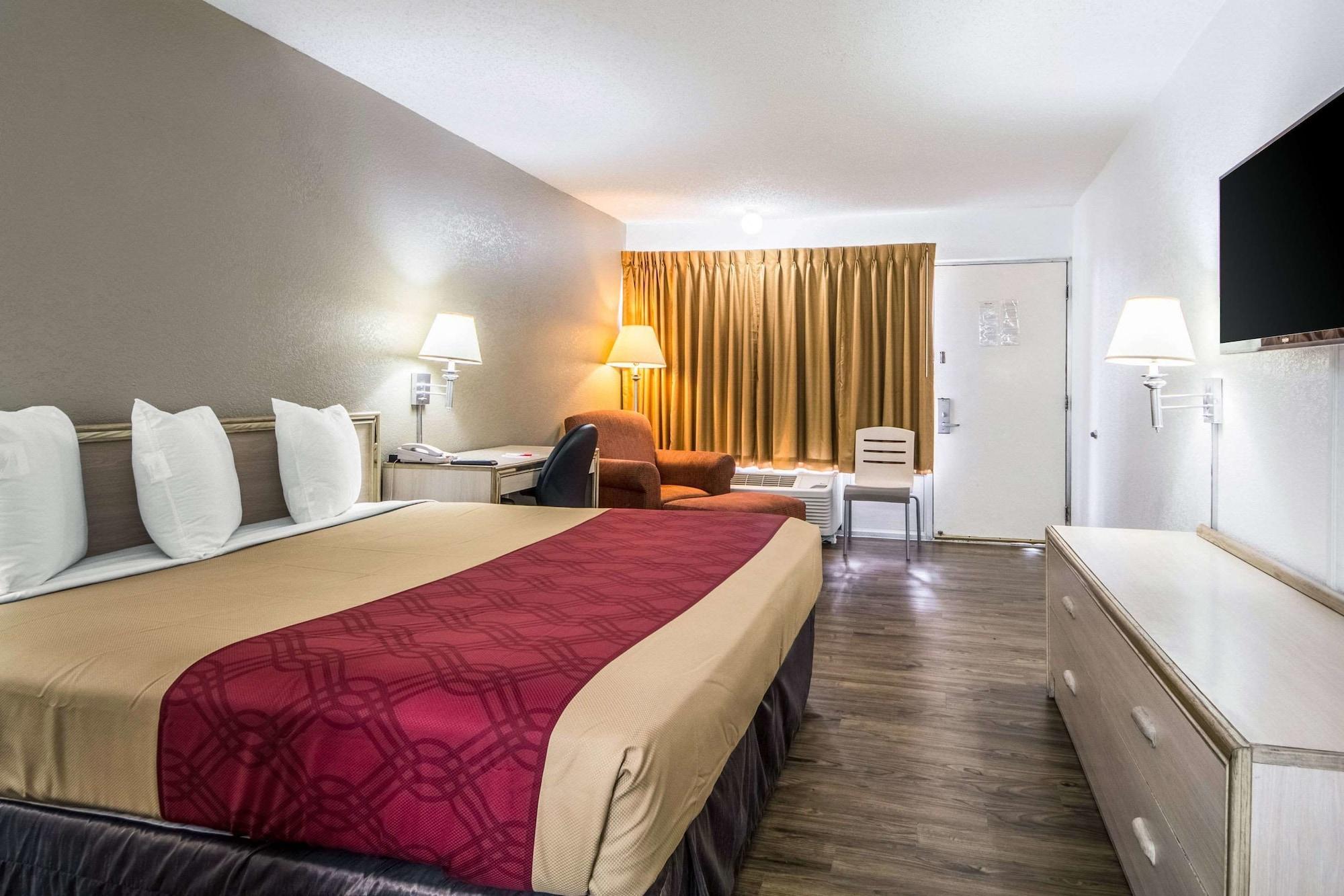 Econo Lodge Airport I-35 North Фармърс Бранч Екстериор снимка