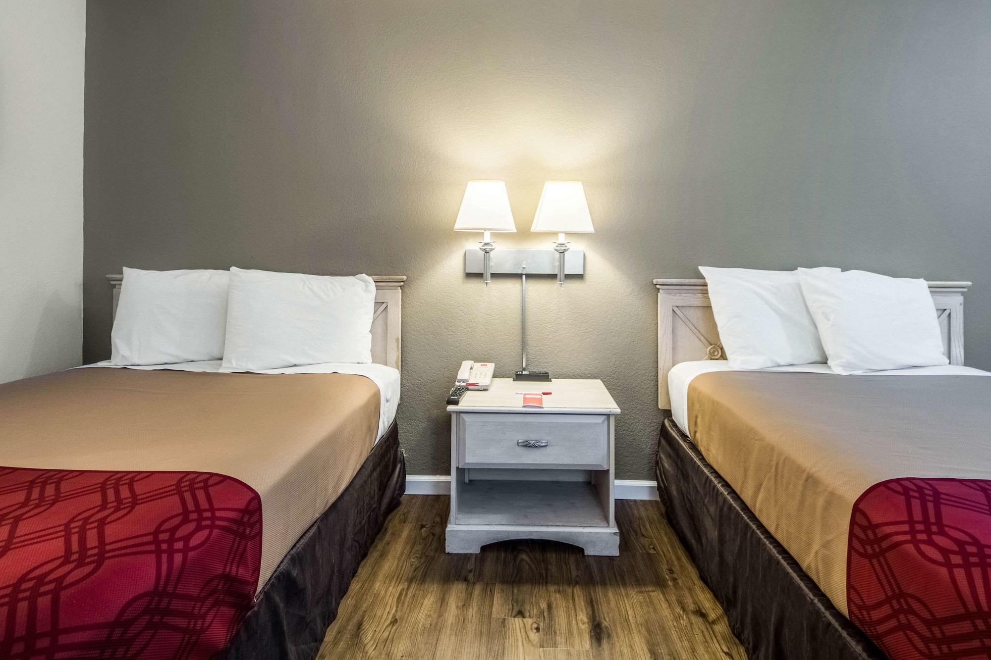 Econo Lodge Airport I-35 North Фармърс Бранч Екстериор снимка