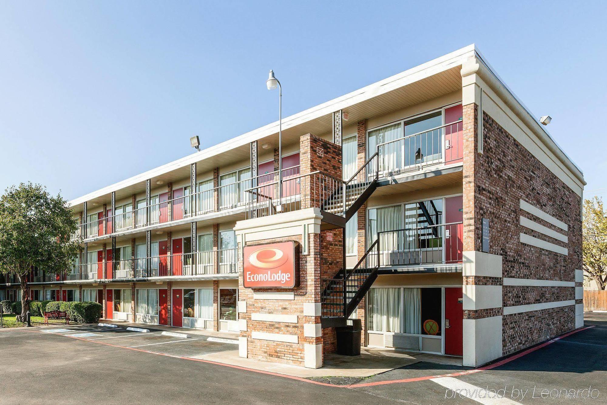 Econo Lodge Airport I-35 North Фармърс Бранч Екстериор снимка