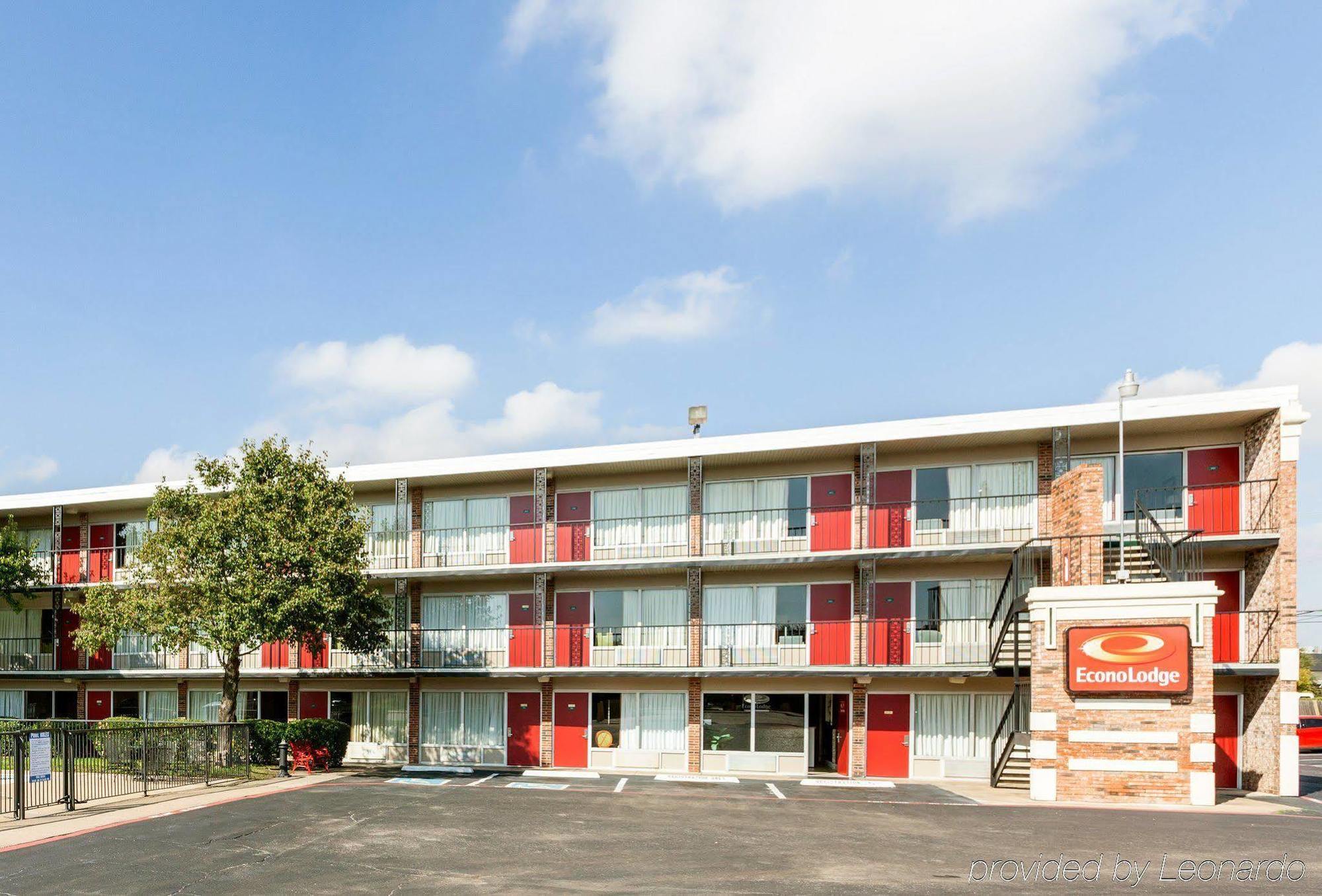 Econo Lodge Airport I-35 North Фармърс Бранч Екстериор снимка