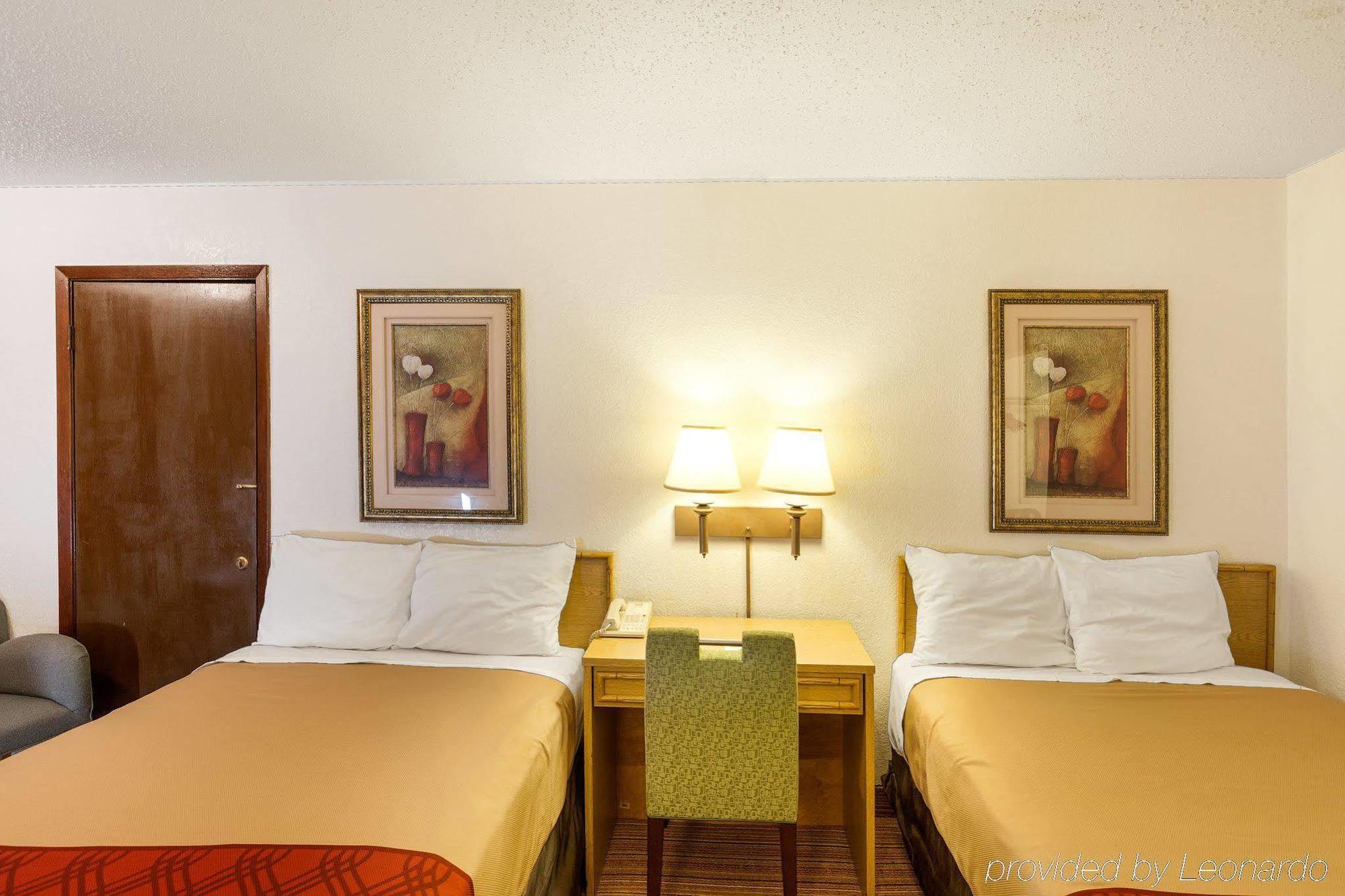 Econo Lodge Airport I-35 North Фармърс Бранч Екстериор снимка