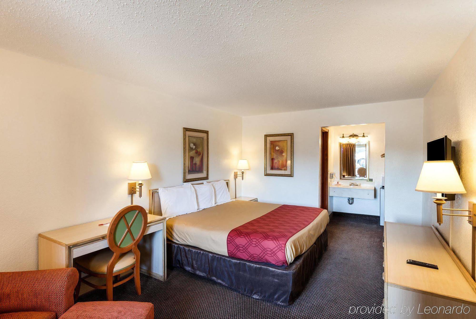Econo Lodge Airport I-35 North Фармърс Бранч Екстериор снимка