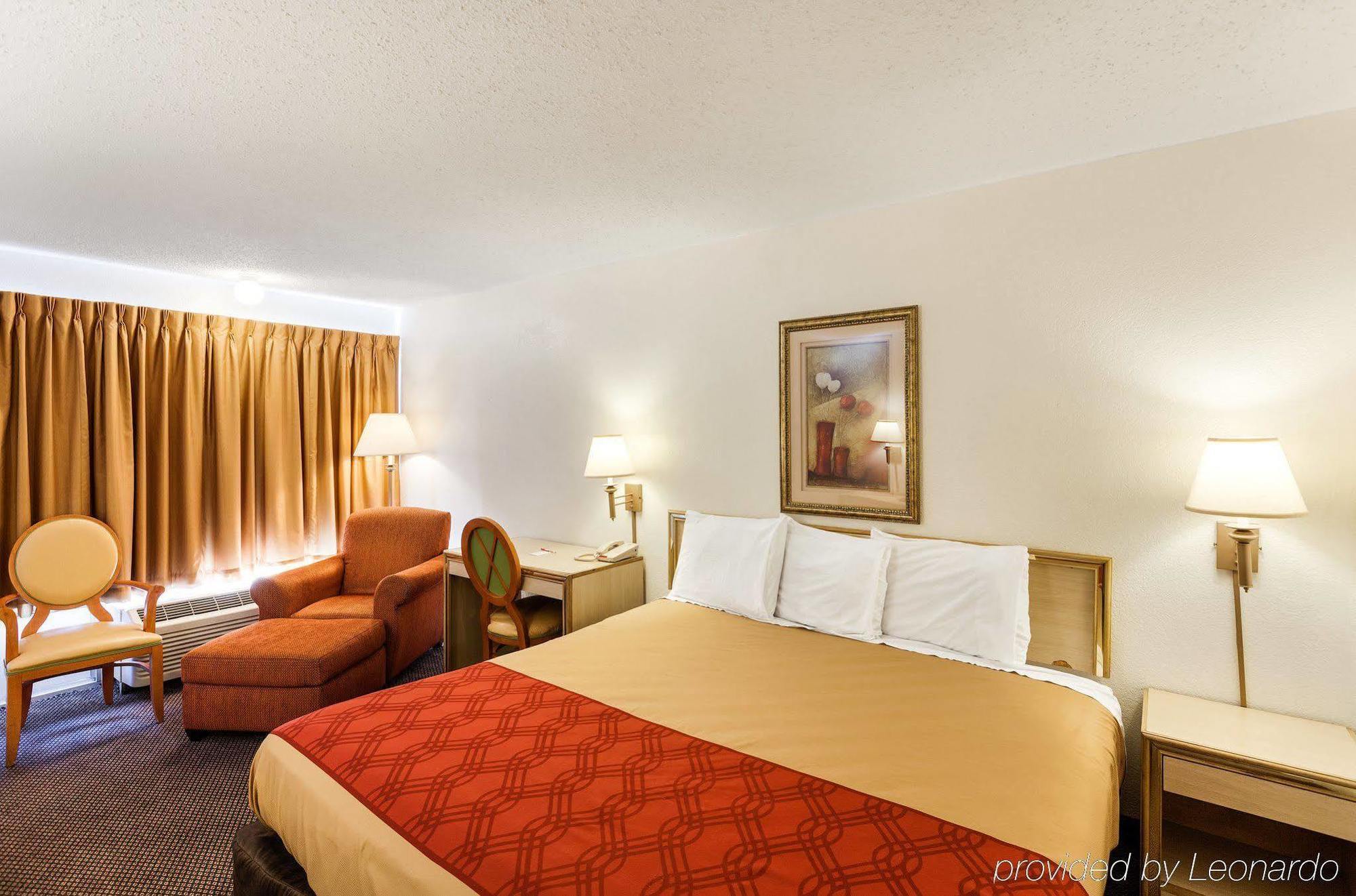 Econo Lodge Airport I-35 North Фармърс Бранч Екстериор снимка