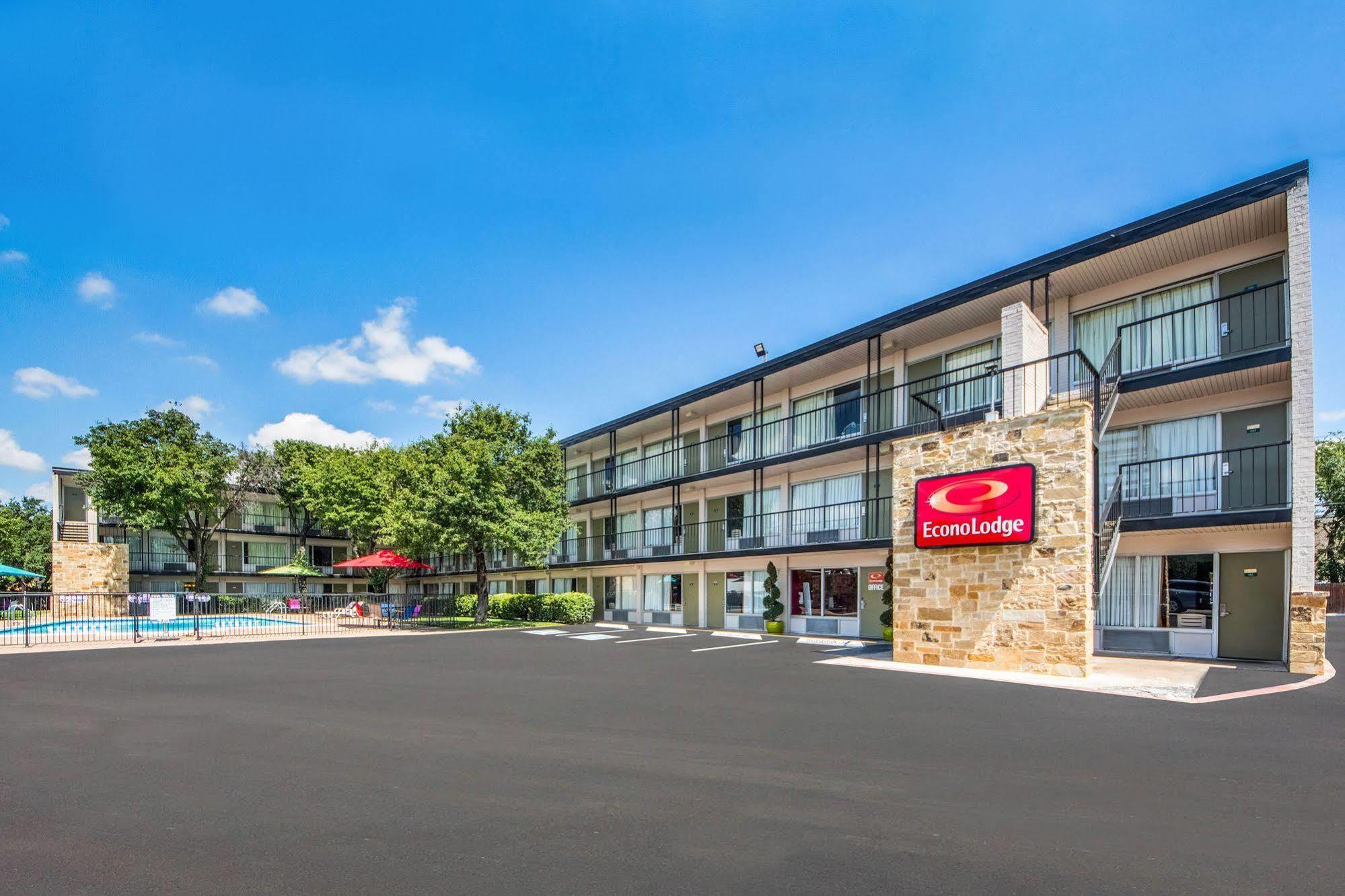 Econo Lodge Airport I-35 North Фармърс Бранч Екстериор снимка