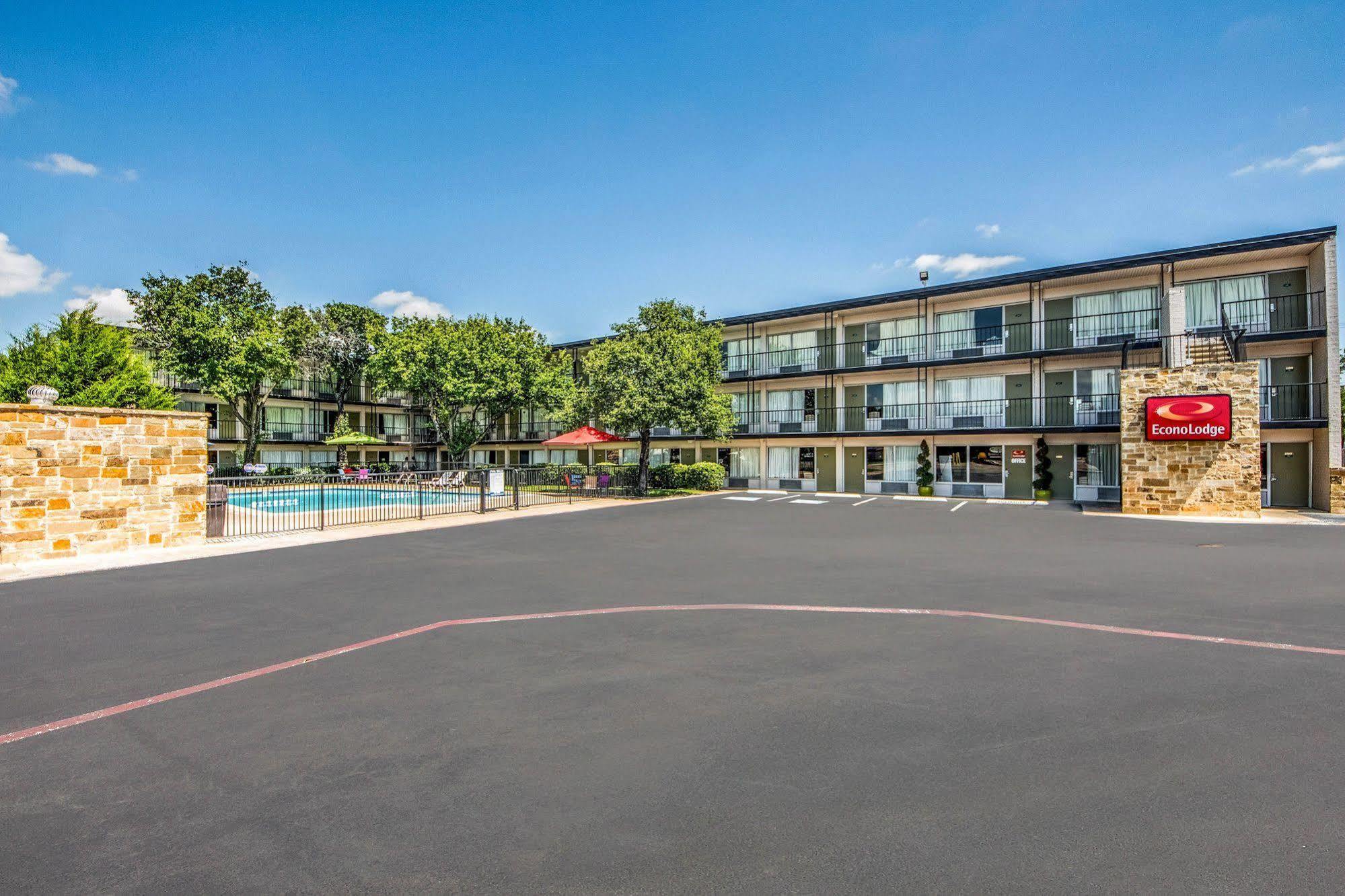 Econo Lodge Airport I-35 North Фармърс Бранч Екстериор снимка