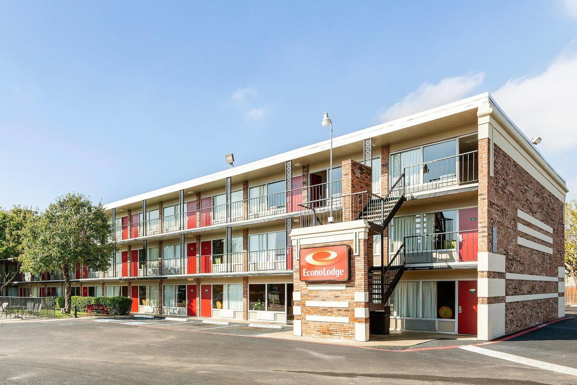 Econo Lodge Airport I-35 North Фармърс Бранч Екстериор снимка
