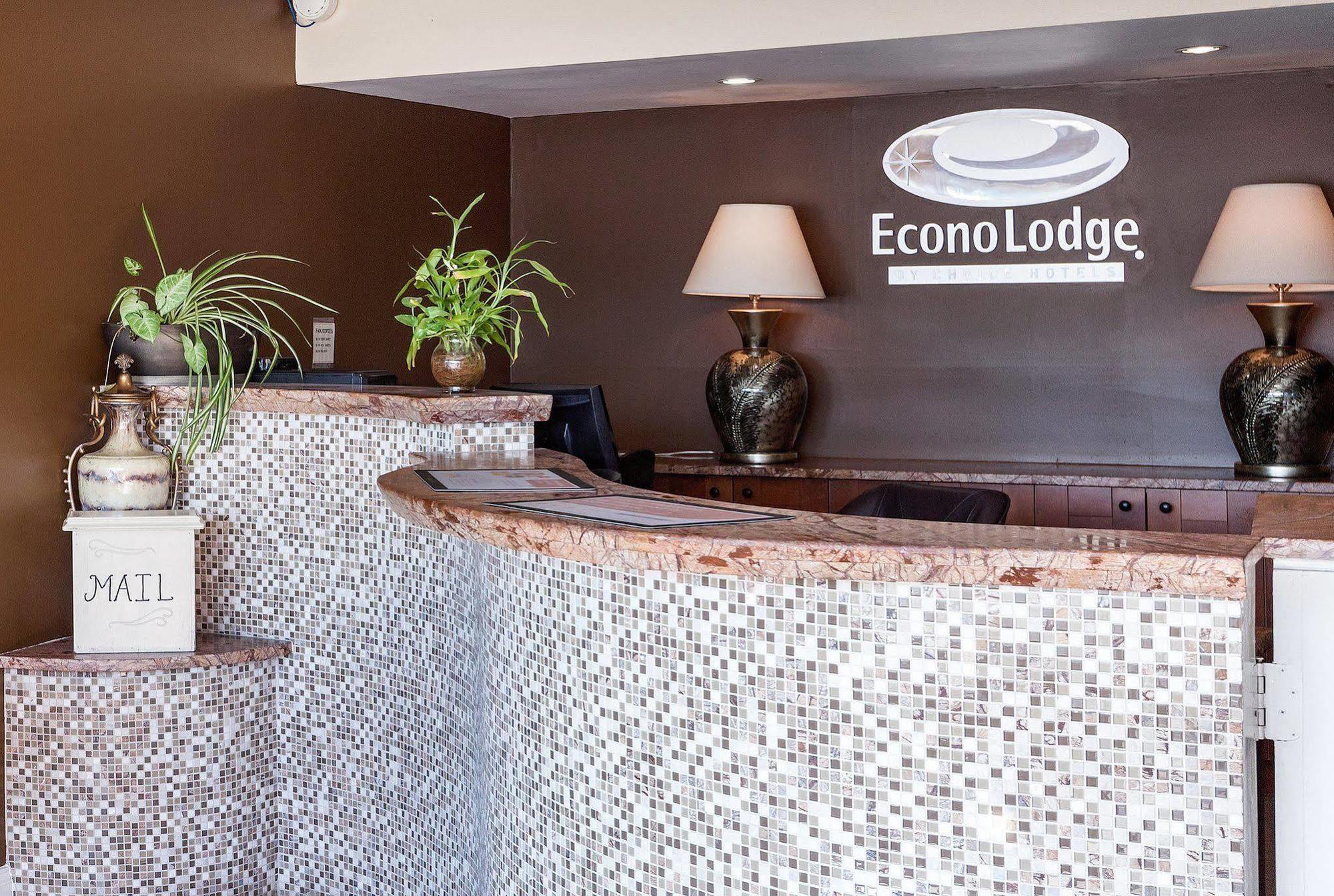 Econo Lodge Airport I-35 North Фармърс Бранч Екстериор снимка