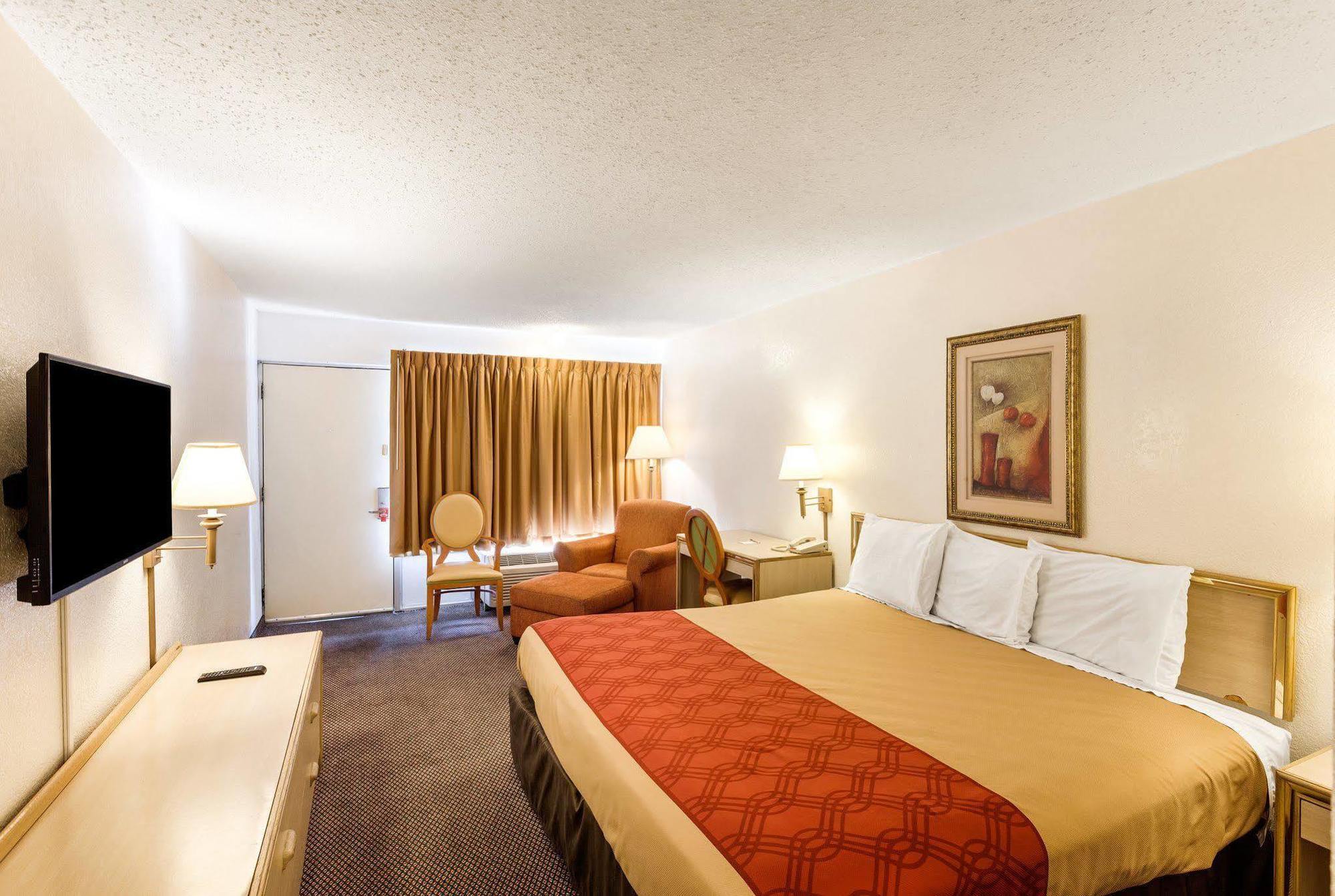 Econo Lodge Airport I-35 North Фармърс Бранч Екстериор снимка