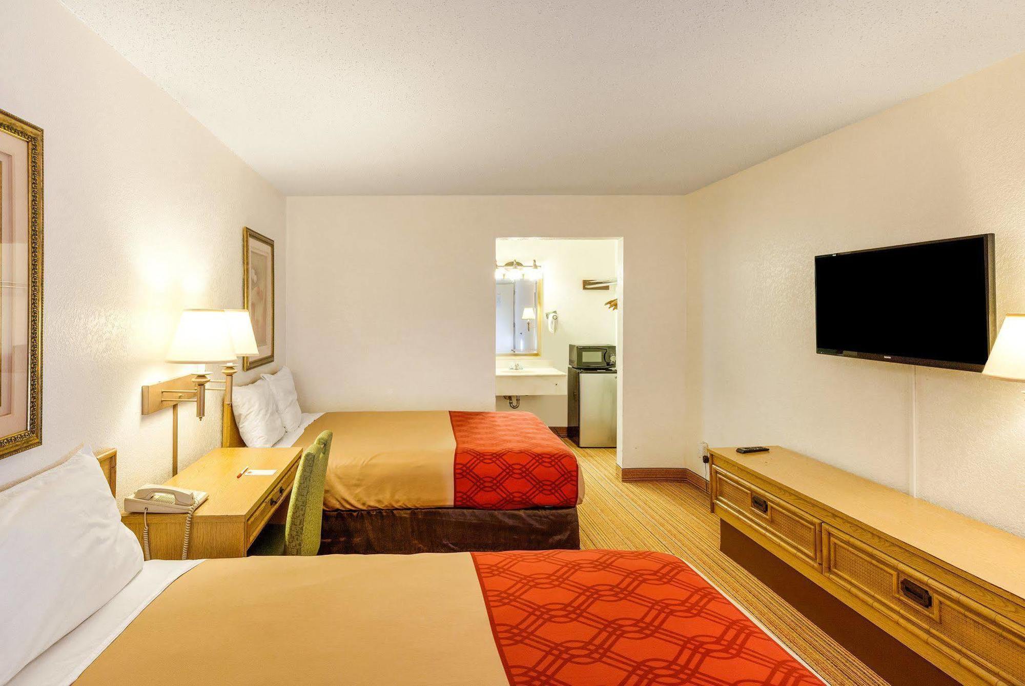 Econo Lodge Airport I-35 North Фармърс Бранч Екстериор снимка