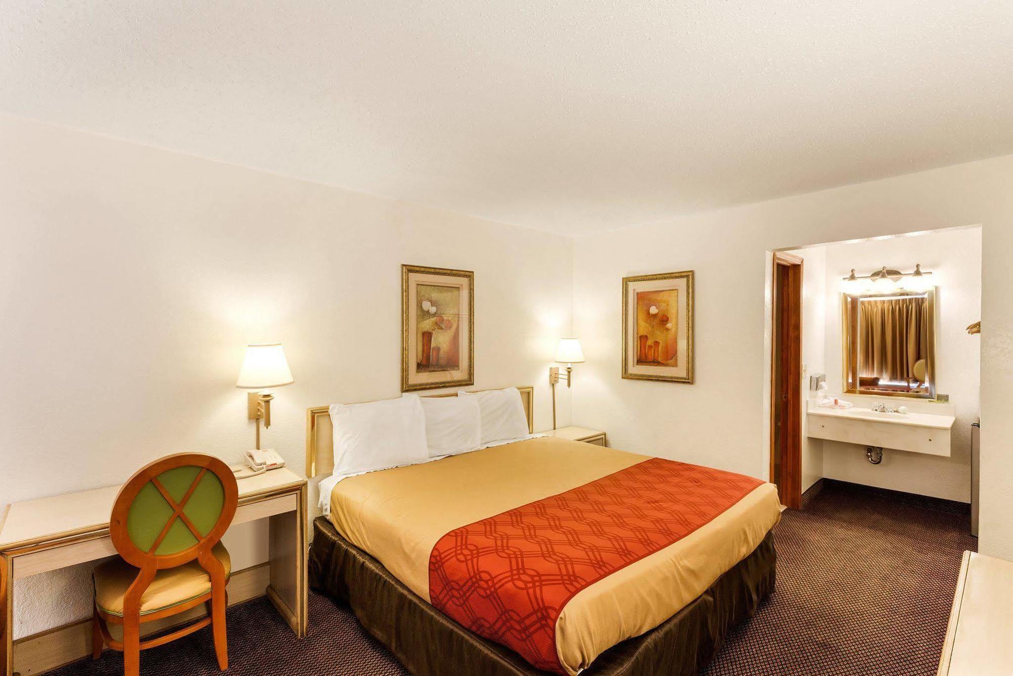 Econo Lodge Airport I-35 North Фармърс Бранч Екстериор снимка