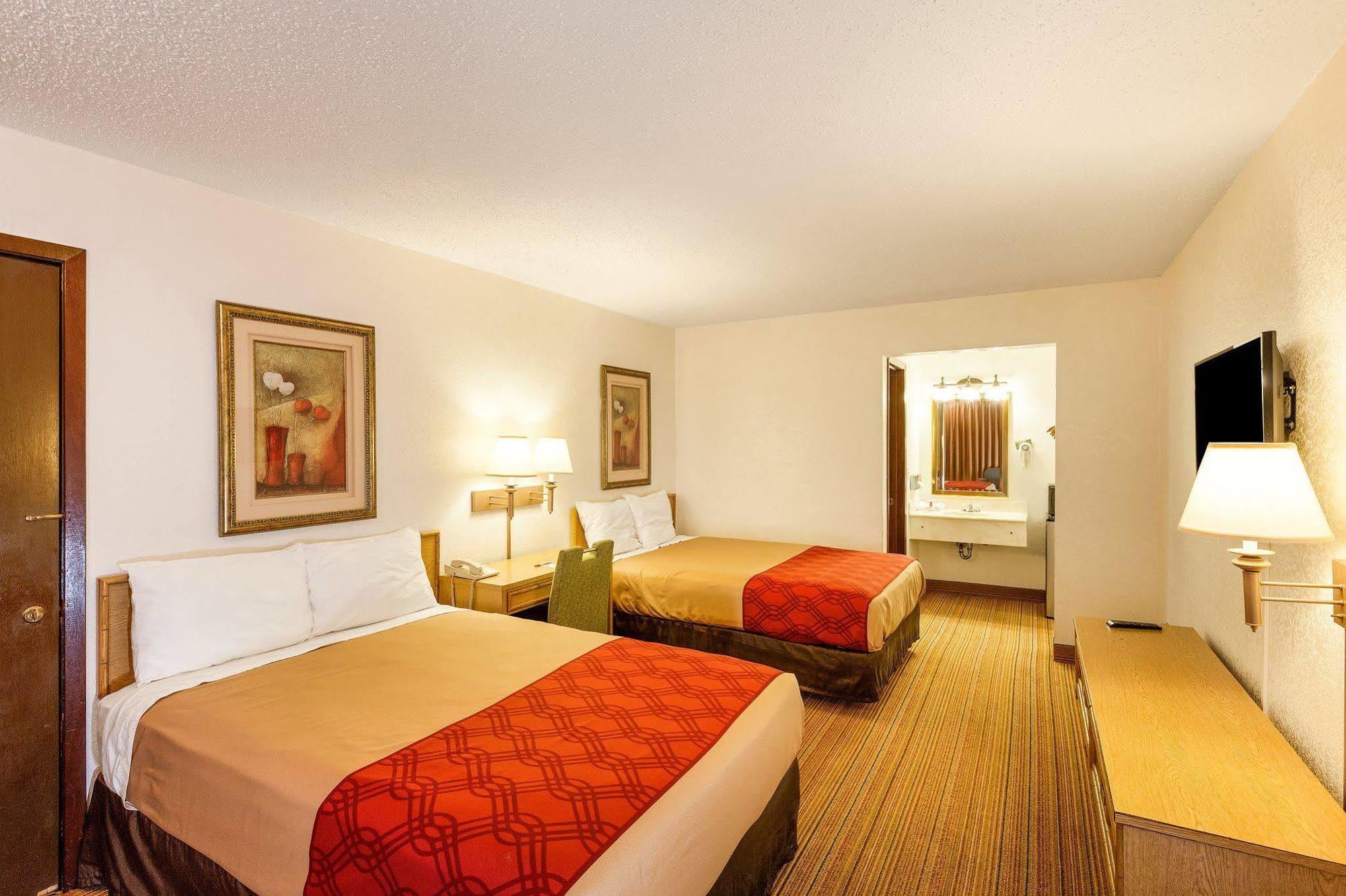 Econo Lodge Airport I-35 North Фармърс Бранч Екстериор снимка