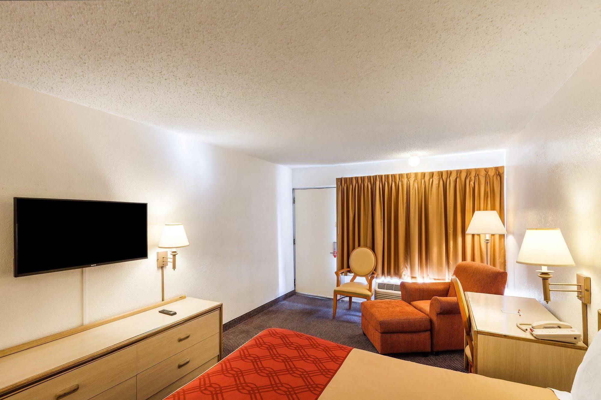 Econo Lodge Airport I-35 North Фармърс Бранч Екстериор снимка