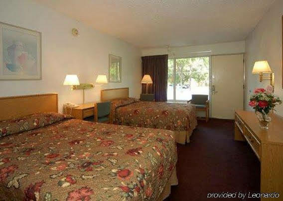 Econo Lodge Airport I-35 North Фармърс Бранч Екстериор снимка